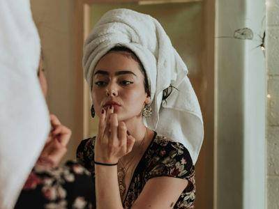 爱舔嘴唇也不行！4个毁唇坏习惯别做　别让干唇毁了颜值