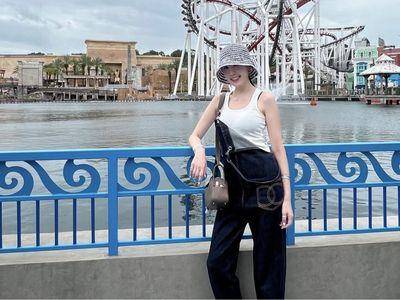 陈若仪香奈儿吊带裤不穿好凉一下 背爱马仕迷你包畅游新加坡