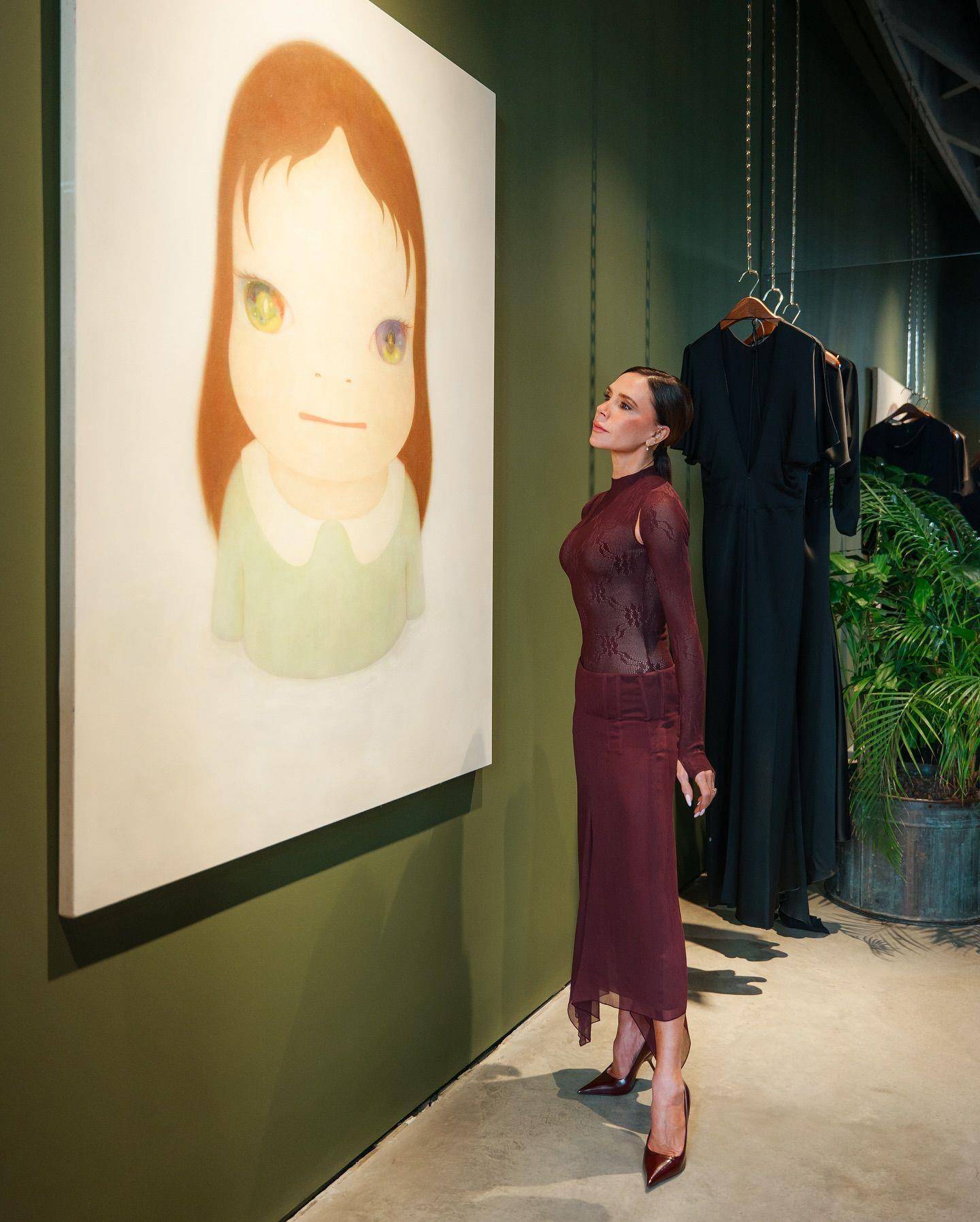 “贝嫂”伦敦旗舰店变艺廊　抬头就能赏奈良美智大作 时尚穿搭 图1张