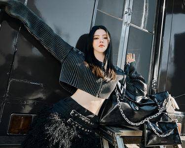 韩韶禧一次背“三颗小CK”暗黑新造型辣又帅！女神同款千元入手