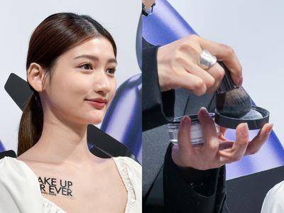 试开箱／“彩妆大王”教蜜粉隐藏用法！透明、紫色混搭妆感轻透又瘦小脸