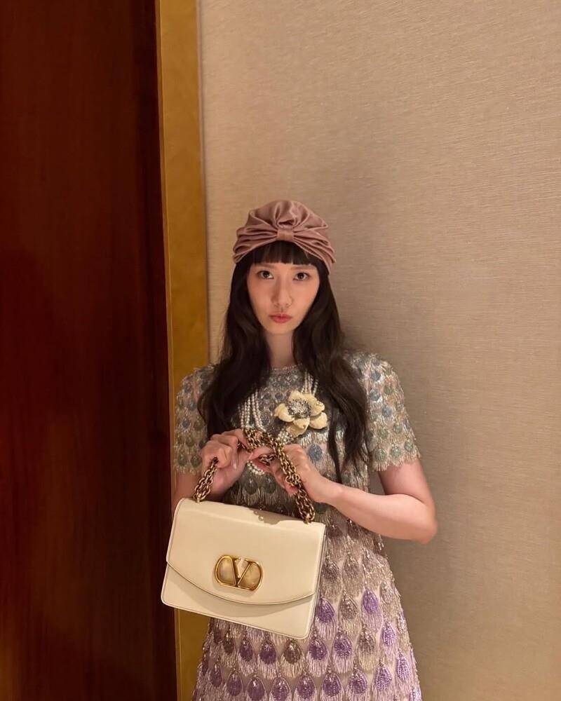 润娥出道17年不败的少女感　5款日常到聚会精品包跟着她挑就对 时尚穿搭 图3张