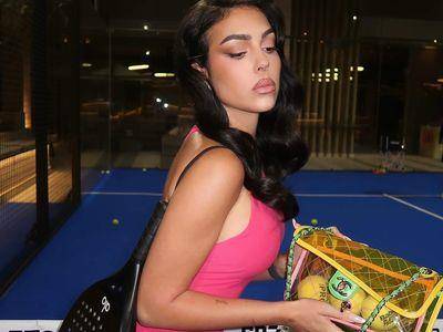 C罗年赚85亿拔头筹女友安心败家　乔治娜拿香奈儿包装网球