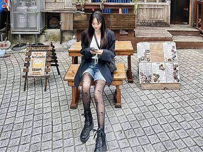 陈乔恩拎爱马仕热卖包游冲绳　Hello Kitty丝袜美腿也吸睛