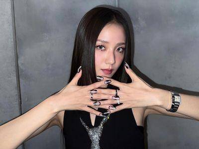 Jisoo学院风穿搭照样贵气　卡地亚坦克表、LOVE珠宝戴好戴满