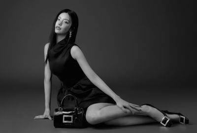 ITZY队长Yeji优雅造型超仙!升格Roger Vivier代言人穿方扣鞋露长腿