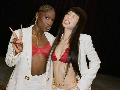 Jennie事业线、水蛇腰全都露　携手饶舌新秀飙歌又帅又辣