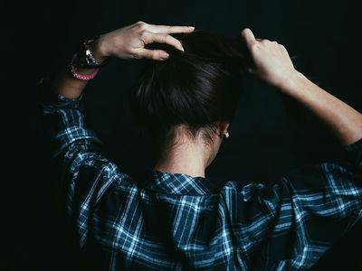 头皮屑掉满肩超尴尬！营养师“教你吃对食物”从根源改善