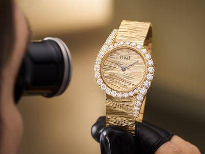 伯爵独家宫廷式雕刻饰纹美出新高度　珠宝表配酒红珐琅迷人