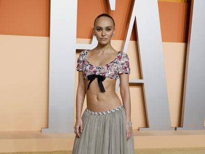 强尼戴普女儿纤腰全都露跑趴　把香奈儿穿成“肚皮舞装”