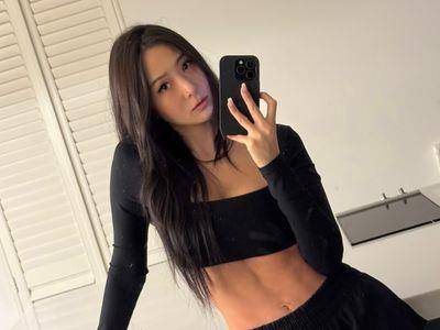 孙芸芸腹肌线条炸裂　Melody喊“要逼死我们吗”