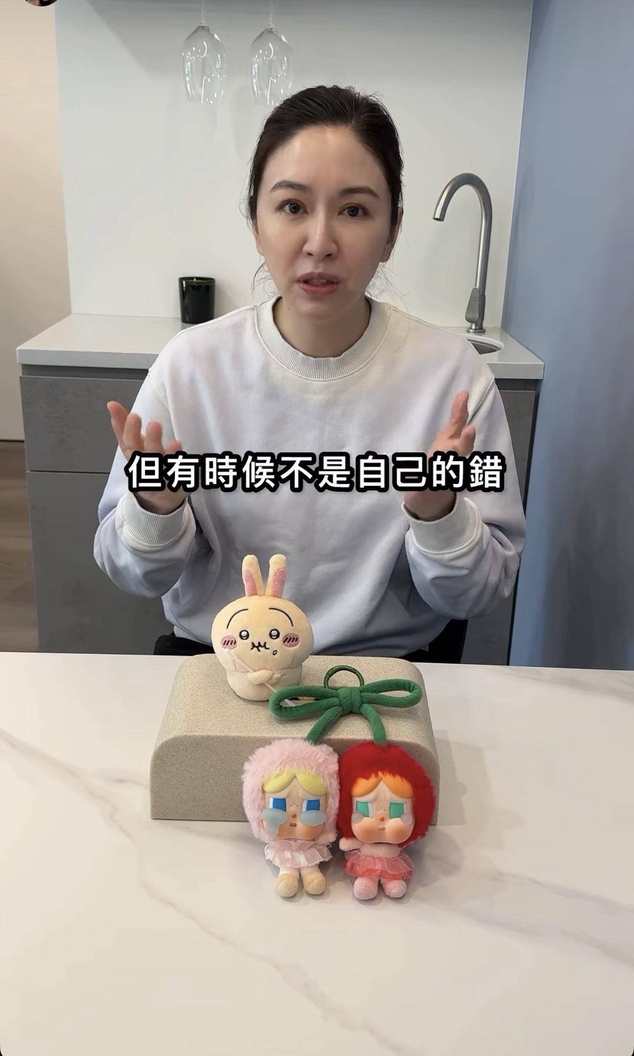 蔡依珊与Lisa撞同款樱桃哭娃　解释影片加码秀吉伊卡哇 最新资讯 图2张