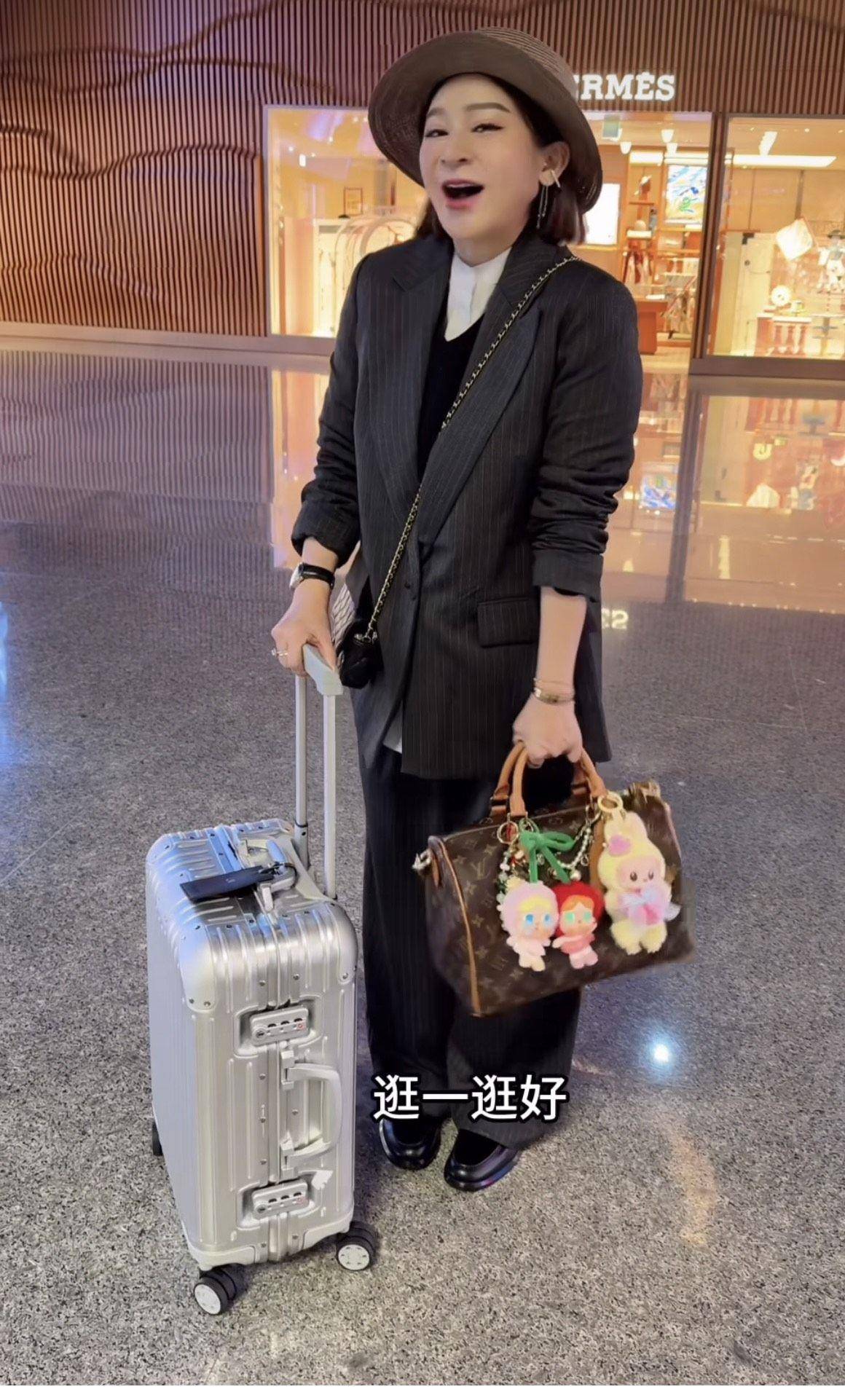 蔡依珊与Lisa撞同款樱桃哭娃　解释影片加码秀吉伊卡哇 最新资讯 图3张