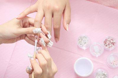 常做美甲导致变薄、断裂？一周2次“指甲厚敷”养出奶油手