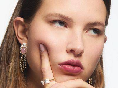 猫奴荷包要破了　猫咪首饰慵懒模样惹人爱