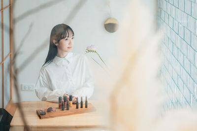 试开箱／2025日系彩妆趋势“极繁主义”当道！大面积色块、小烟熏眼妆回归