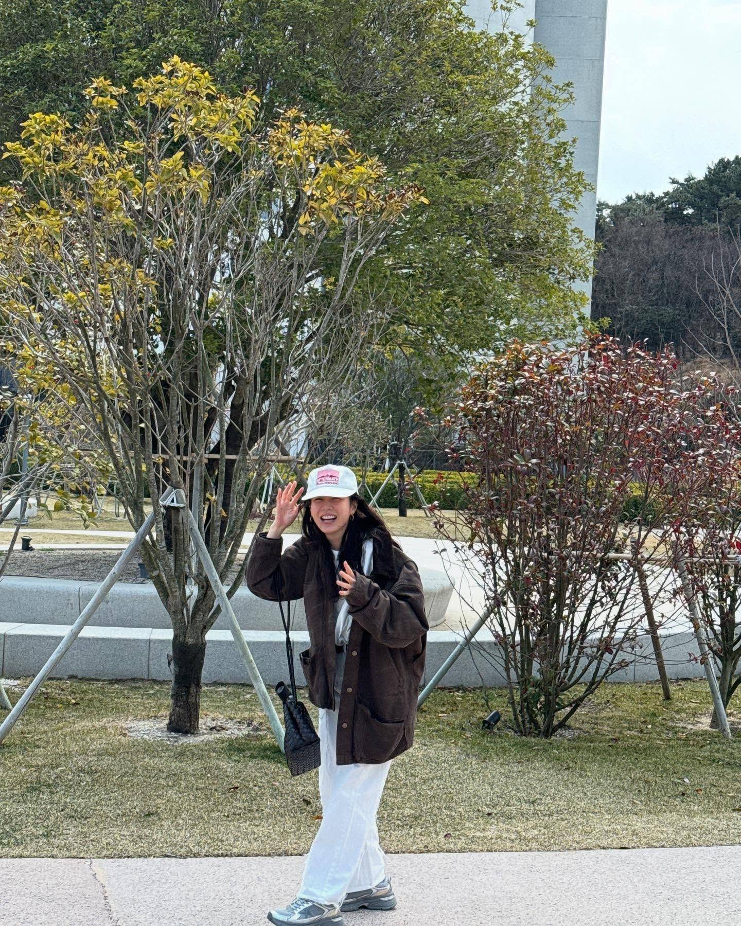孙艺真甜搂玄彬闭眼陶醉　逾33万精品行头也吸睛 时尚穿搭 图4张