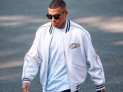 法国足球巨星姆巴佩秀潮男时尚　百万名表搭Dior装是标配