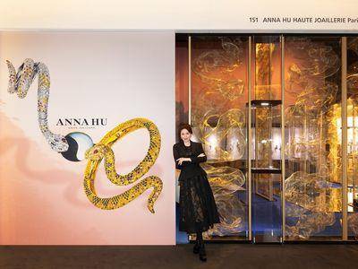 ANNA HU连3年欧洲艺术古董殿堂发光 灵蛇珠宝坐镇