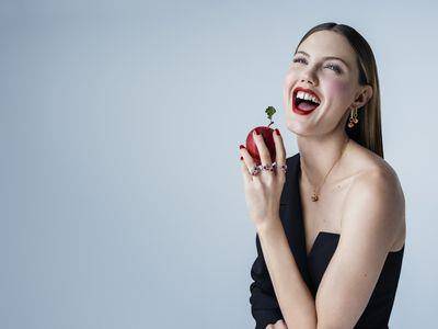 《白雪公主》毒苹果坠诱人戴上 Pandora魔镜坠饰竟会浮现坏皇后