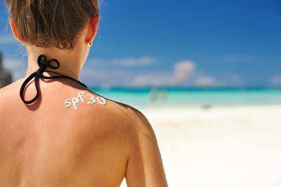 皮肤科医师教防晒擦法！基础保养“减单”、补擦先除汗水才对