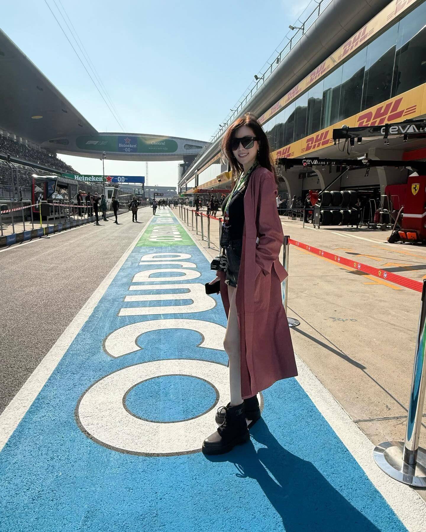 陈若仪背香奈儿赛车头盔包好俏丽　破百万行头惊人 名人名流 图3张