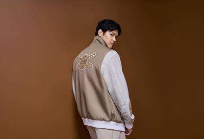 打开大谷翔平衣橱!“亲选BOSS男装清单曝光”穿SO刺绣棒球外套帅翻