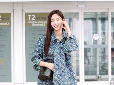 《电话》蔡秀彬来台造型甜翻!TORY BURCH水桶包搭短裙露修长美腿