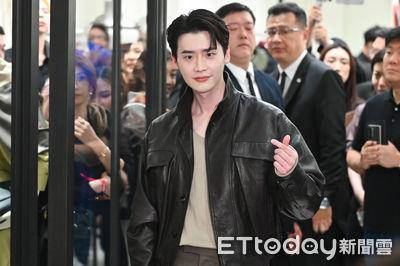 李钟硕来台超暖问候“各位是不是很热”　穿FERRAGAMO皮衣狂送粉丝福利