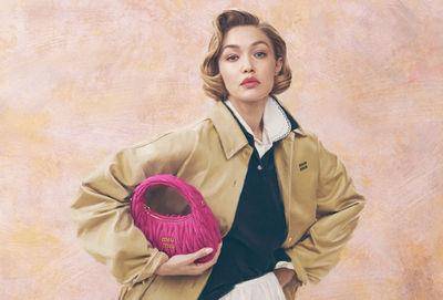 Miu Miu也用AI画作？Gigi Hadid和当家皱褶包Wander都挤进古典肖像照