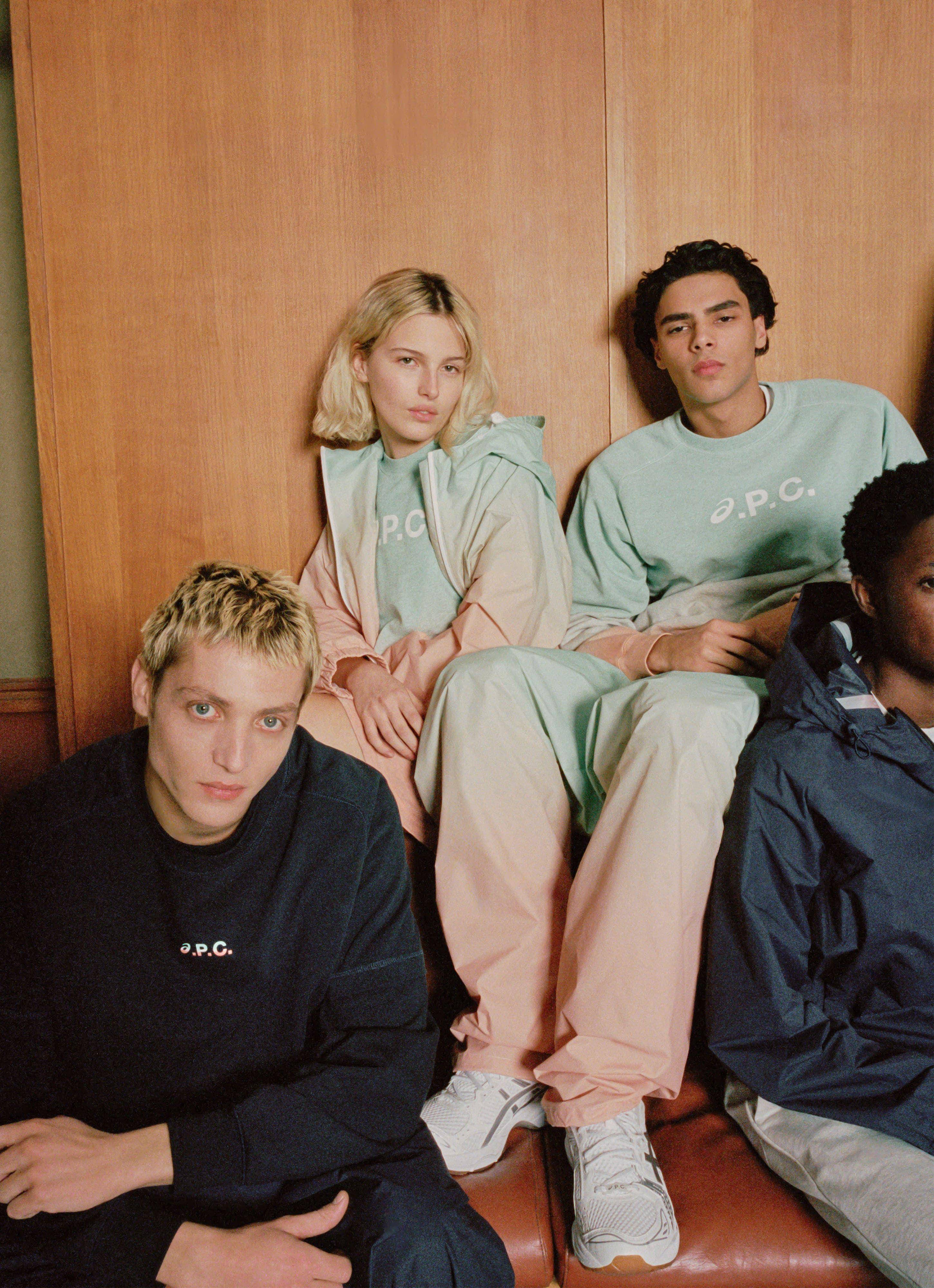 A.P.C.联名ASICS打造极简运动穿搭！复古机能鞋、Logo控必收网球托特包 时尚穿搭 图2张