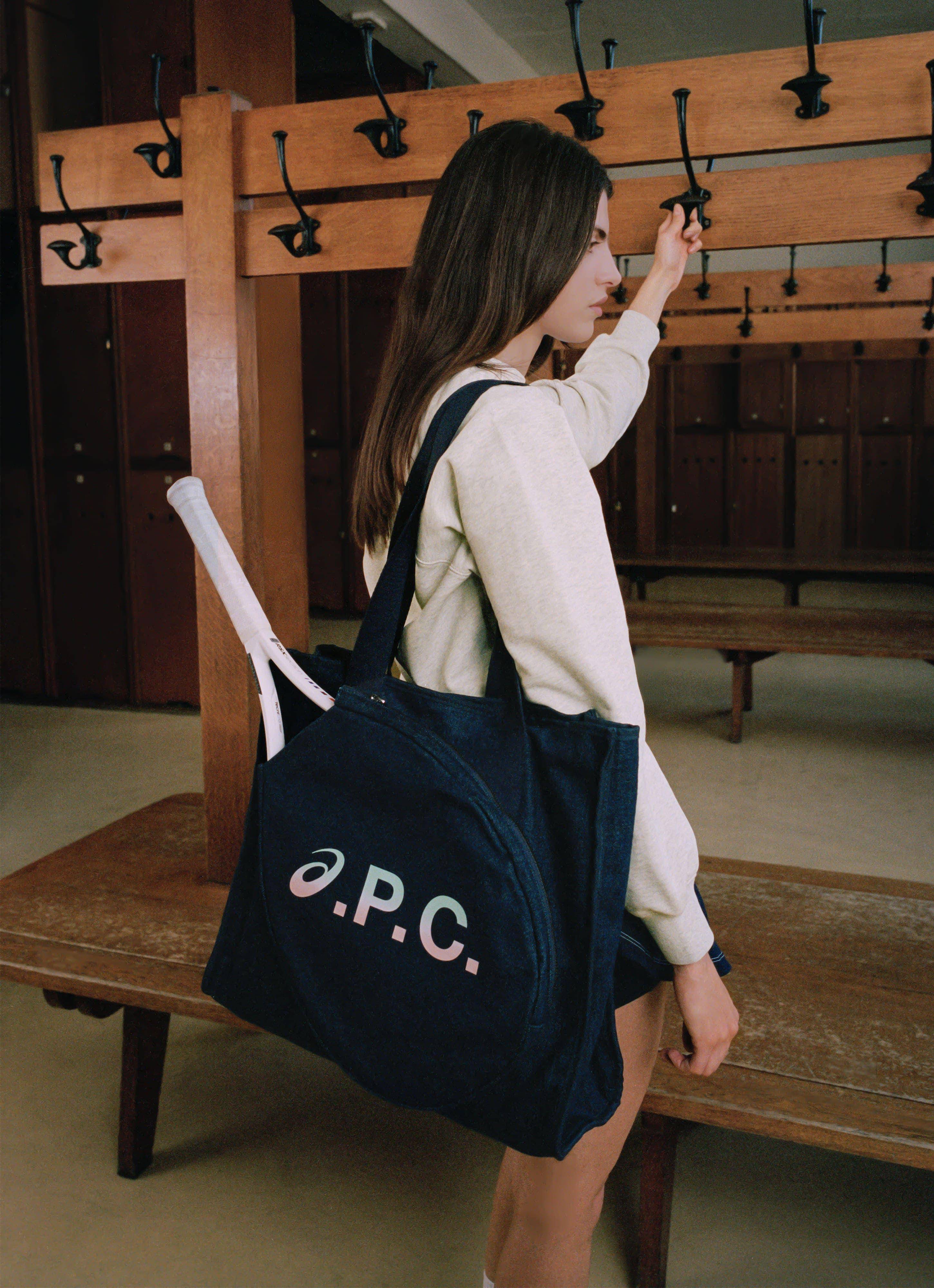 A.P.C.联名ASICS打造极简运动穿搭！复古机能鞋、Logo控必收网球托特包 时尚穿搭 图3张