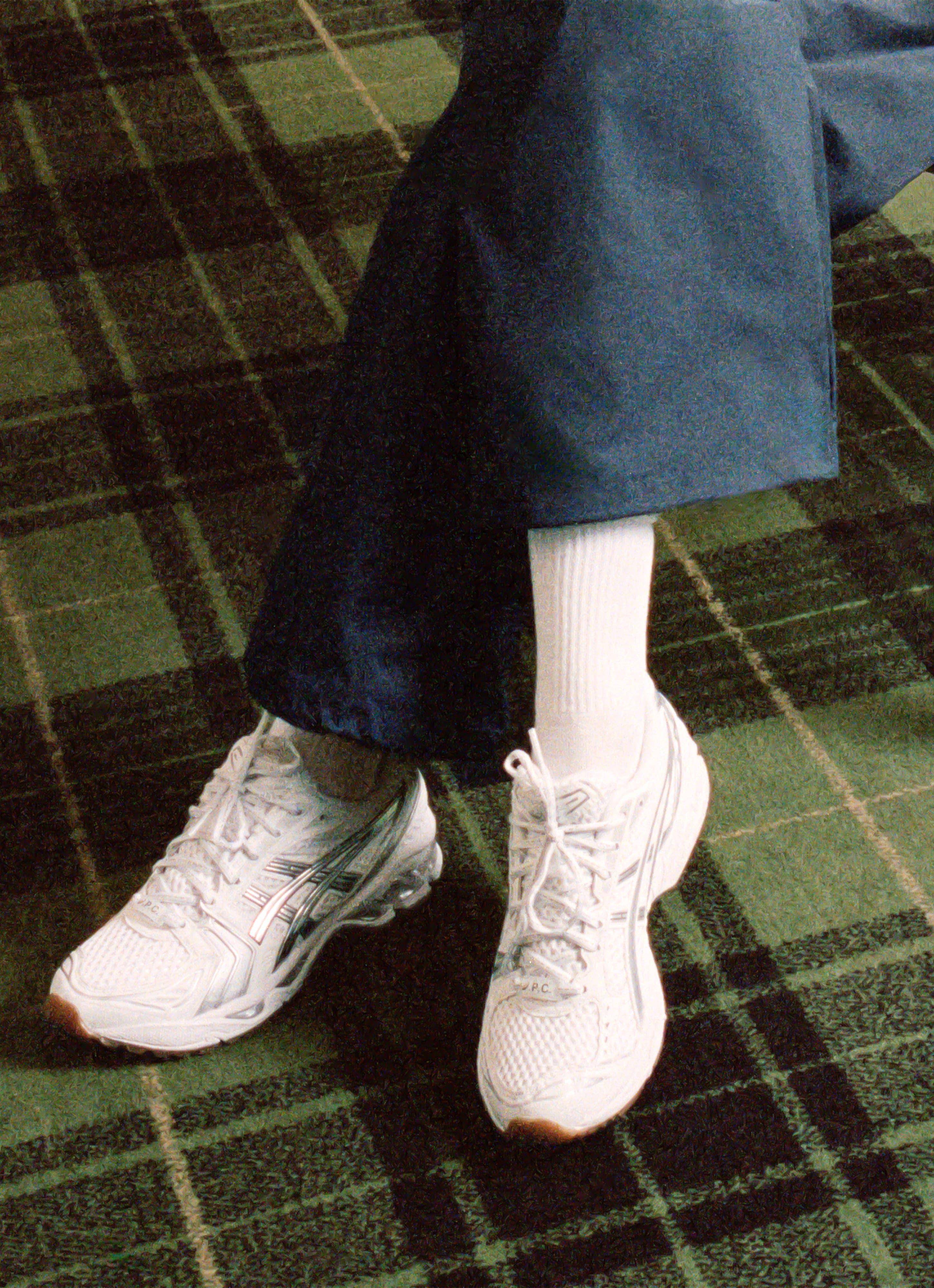 A.P.C.联名ASICS打造极简运动穿搭！复古机能鞋、Logo控必收网球托特包 时尚穿搭 图4张