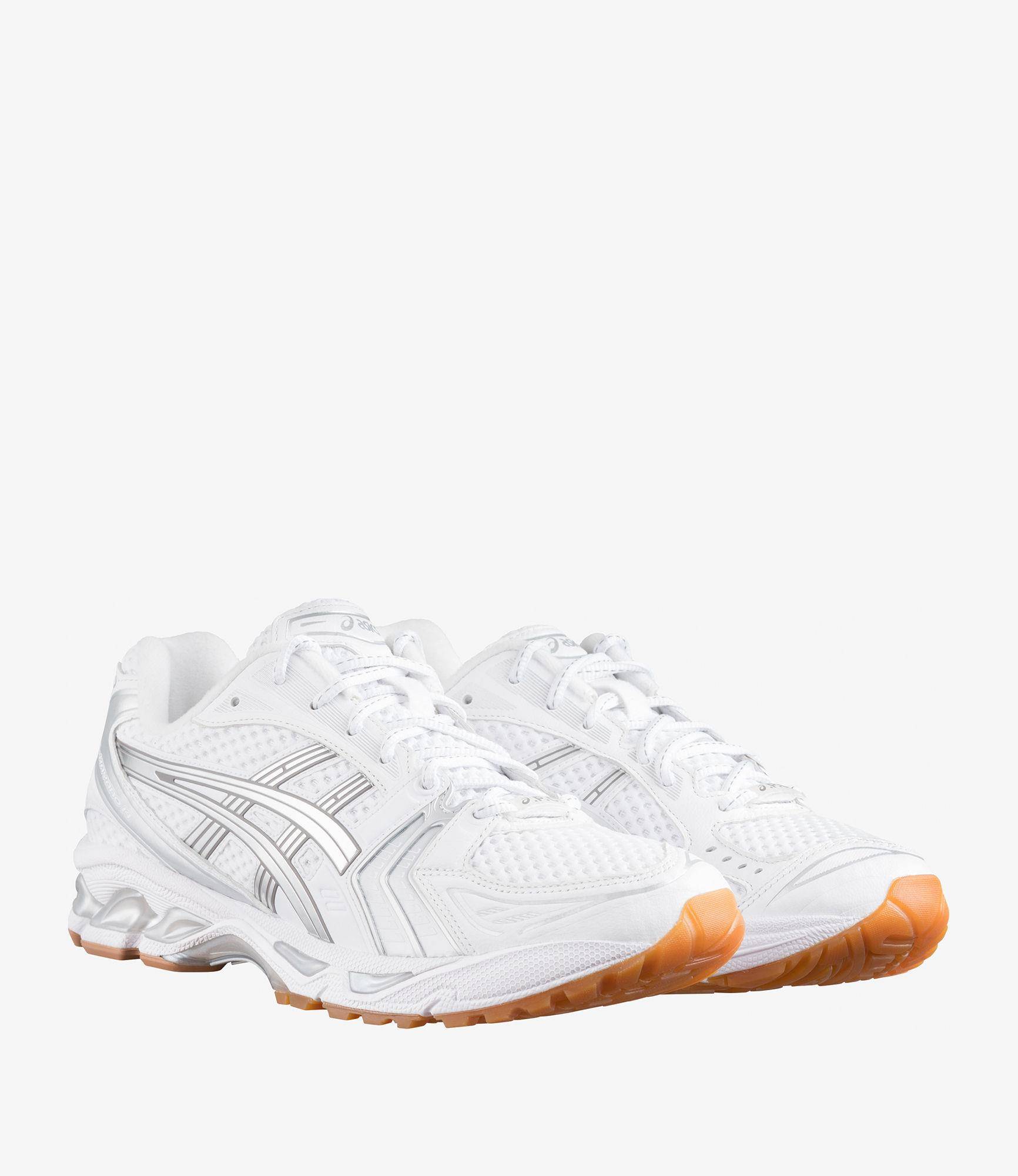 A.P.C.联名ASICS打造极简运动穿搭！复古机能鞋、Logo控必收网球托特包 时尚穿搭 图5张