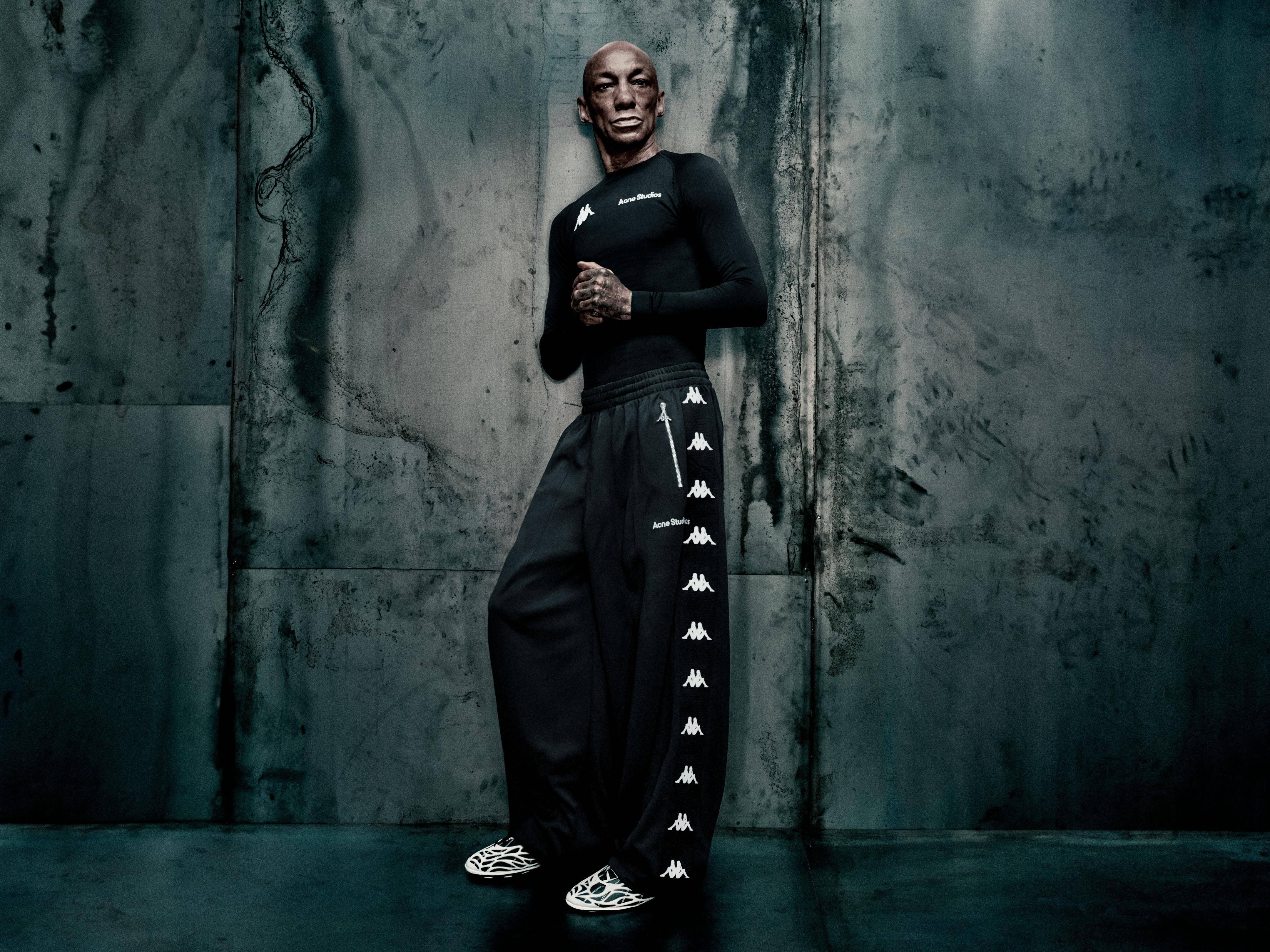 A.P.C.联名ASICS打造极简运动穿搭！复古机能鞋、Logo控必收网球托特包 时尚穿搭 图6张