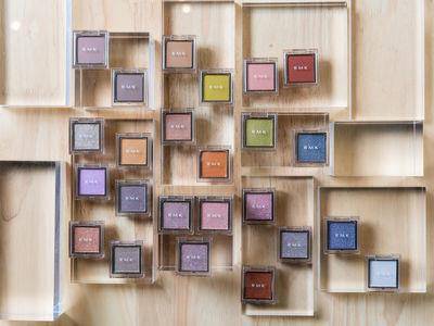 试开箱／质地与显色兼具的超狂眼影！绝美高光灿宛如把银河放上眼