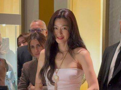 表展直击／全智贤礼服造型尽显完美曲线　搭项炼表女神气场无敌