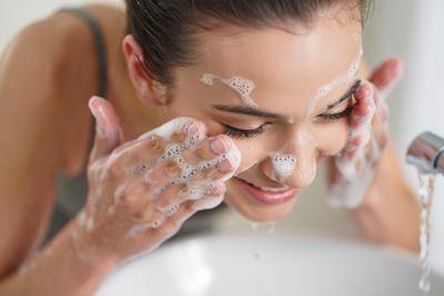 洗脸NG行为大公开！边洗澡边洗脸、毛巾大力擦让肤况更糟