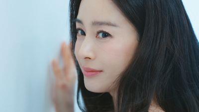 金泰希45岁看起来像25？让RAIN每天心动不已！靠这套保养哲学维持女神光采