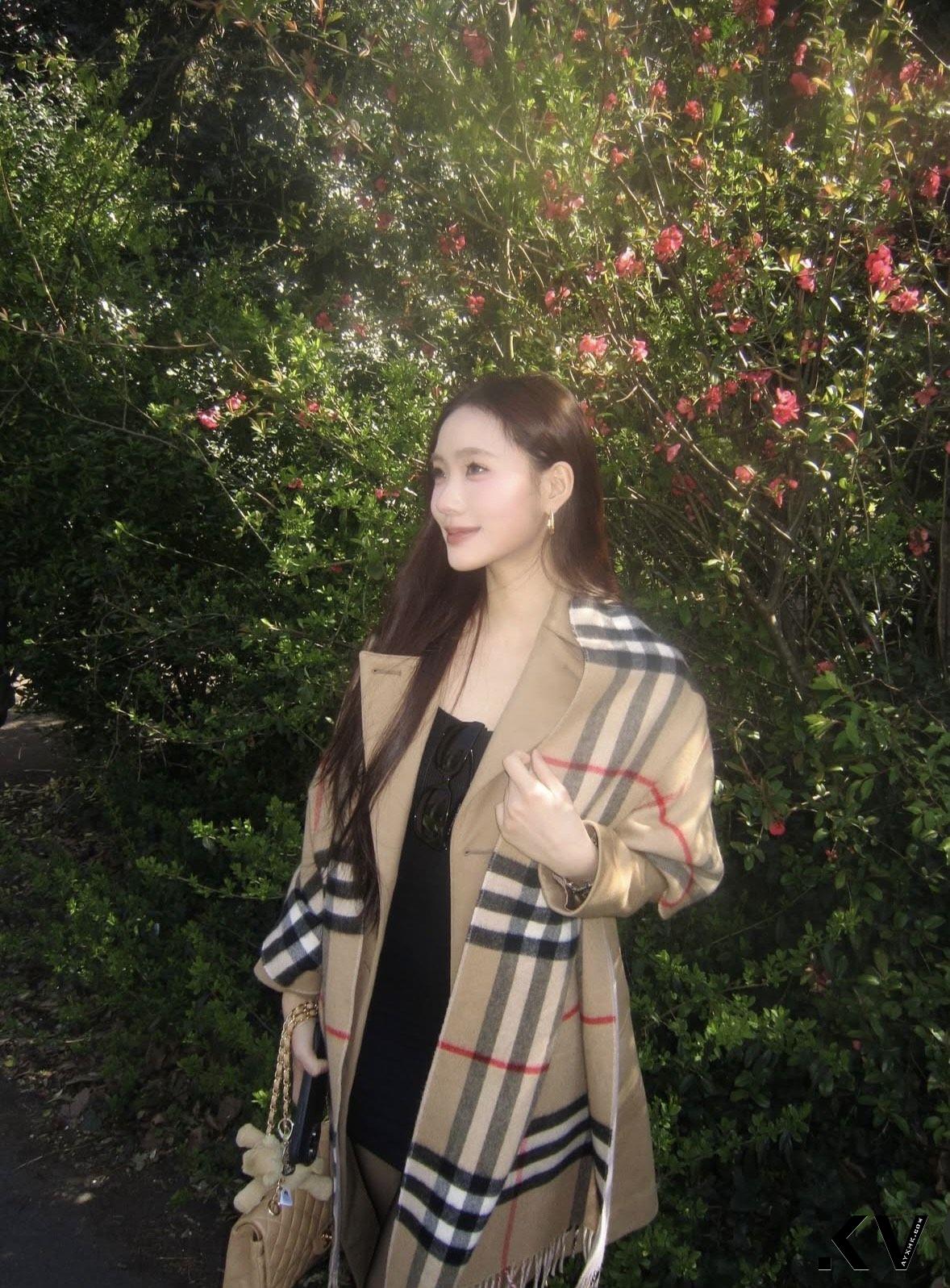 小S二女儿Lily丝袜美腿吸睛　拎36万香奈儿包露贵气千金气息 时尚穿搭 图1张