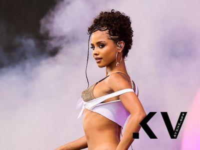 南非新星Tyla穿bra上阵大露水蛇腰　闪耀首饰加持又甜又辣