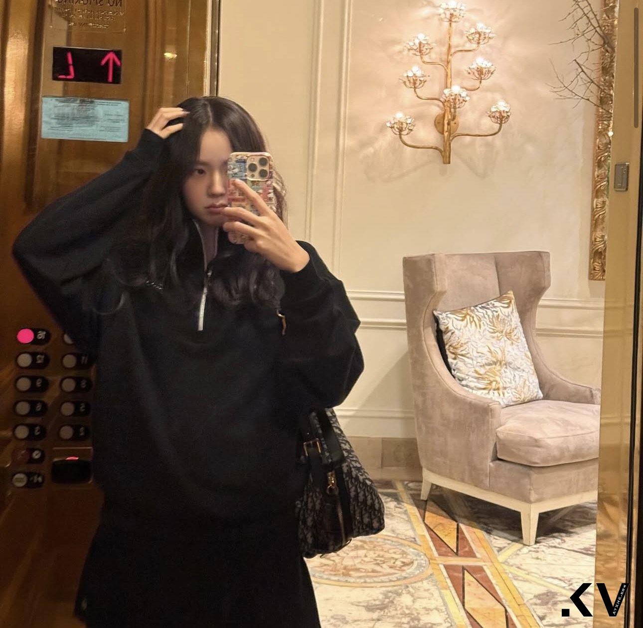 Jisoo穿运动内衣配迷你裙上街　零赘肉曲线全都露 时尚穿搭 图4张