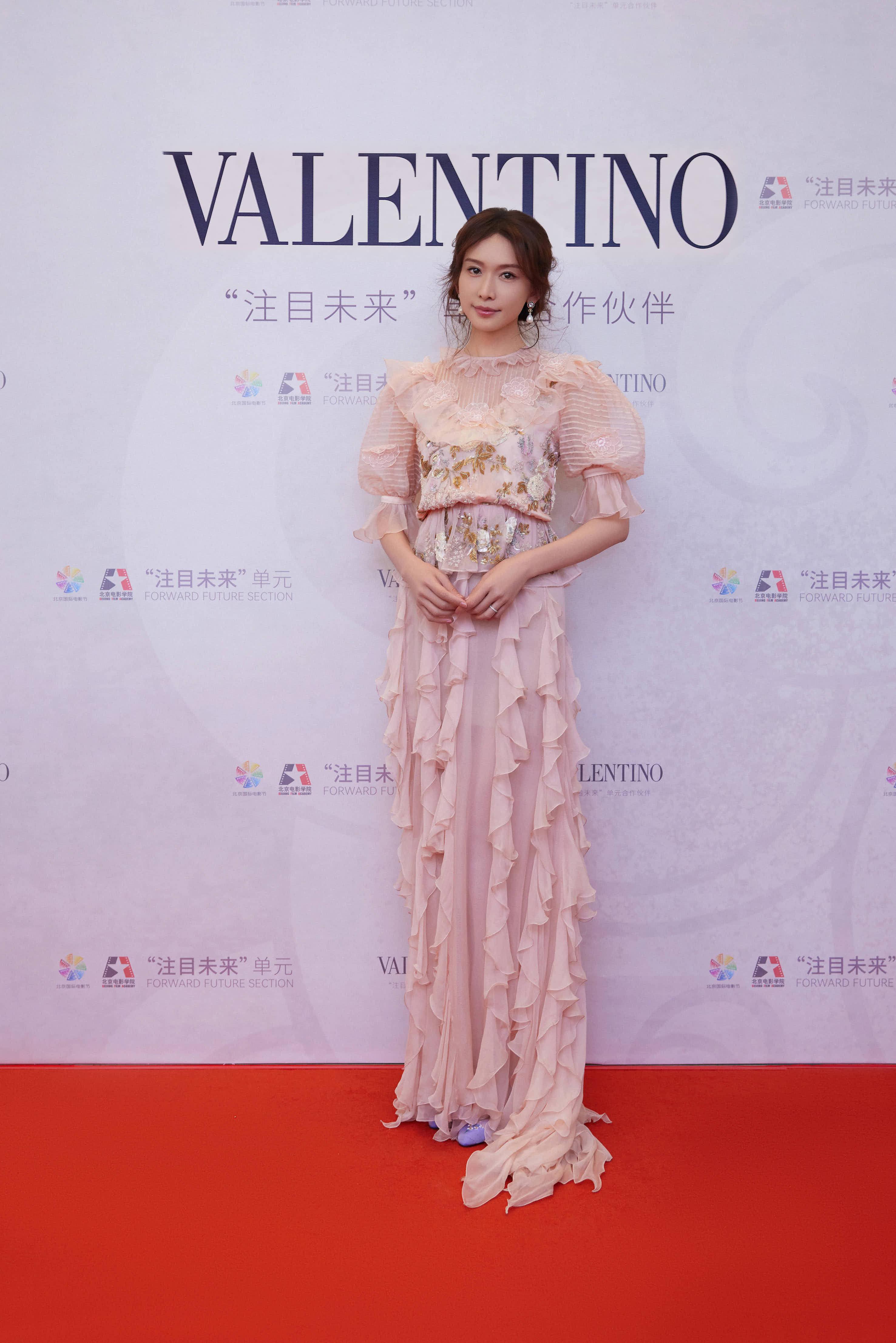 林志玲同框孙俪、杨紫惊喜互动！换上Valentino“仙女裙”超美状态曝光 名人名流 图2张