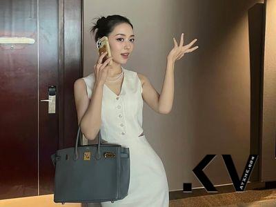 美女钢琴家吉娜爱丽丝连秀爱马仕　粉红柏金包好甜美