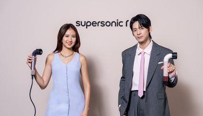 9m88与林柏宏霸气开箱Dyson“水管吹风机”！高颜值＋高科技联手掀起时尚发型革命