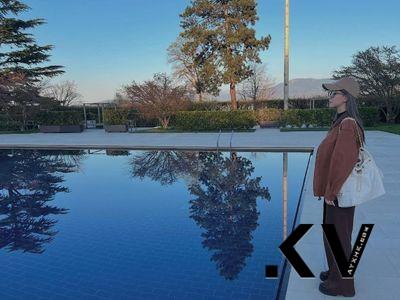 昆凌背23万香奈儿新包配巨钻戒出游 牵周董赏美景甜爆