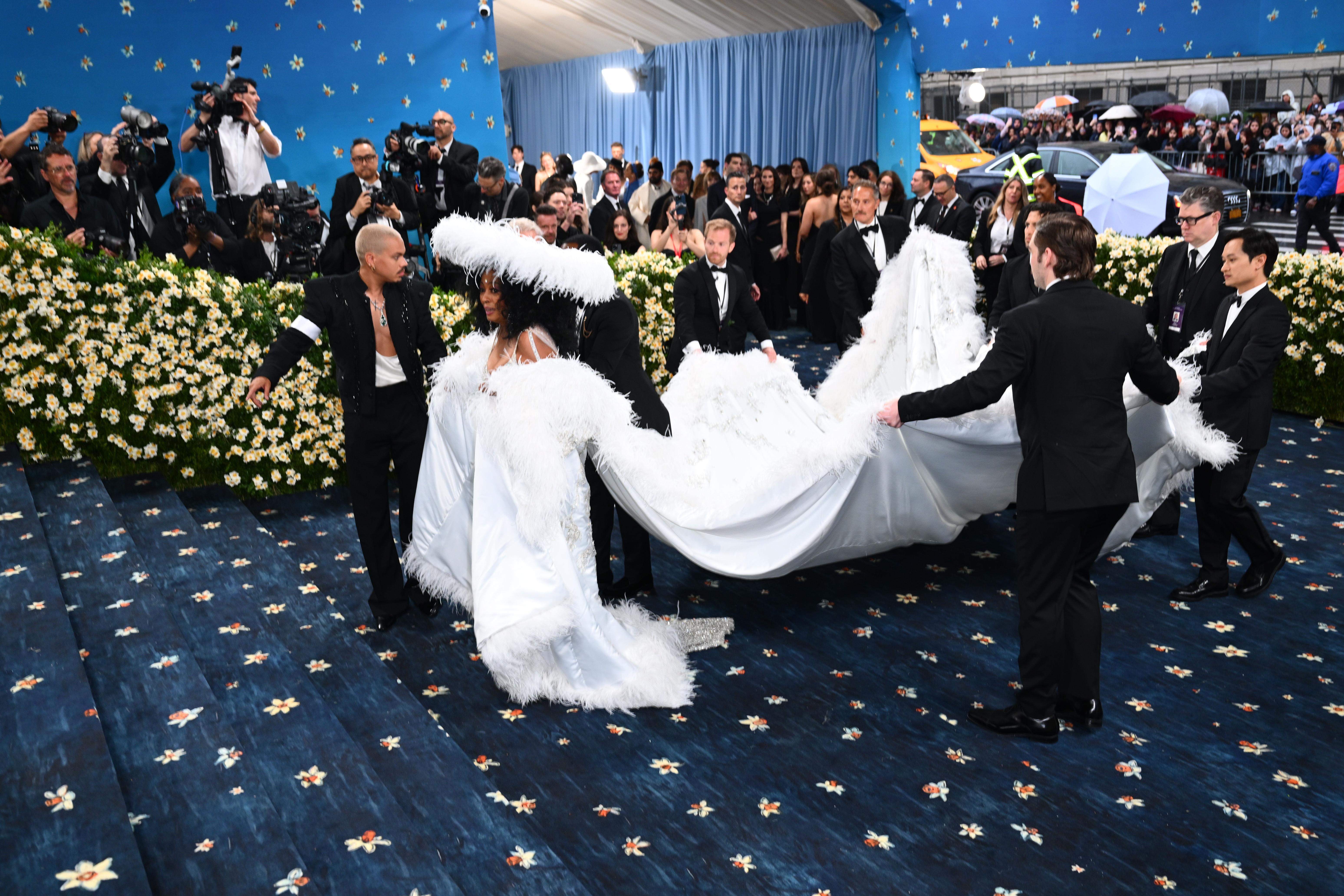 Met Gala／黛咪摩尔化身“一条领带”！Diana Ross蛋饼礼服翻版巨大裙抢镜 名人名流 图1张