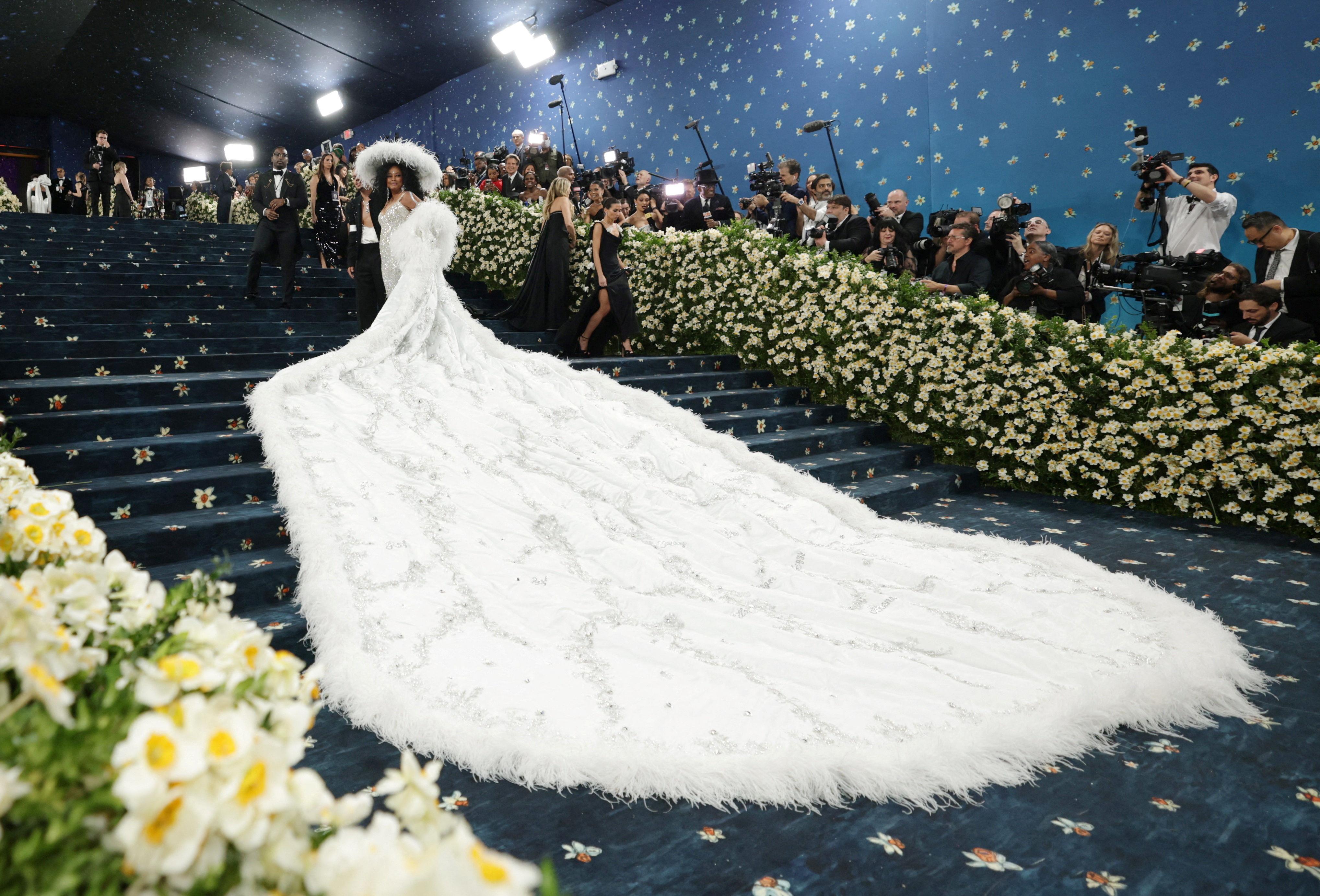 Met Gala／黛咪摩尔化身“一条领带”！Diana Ross蛋饼礼服翻版巨大裙抢镜 名人名流 图2张
