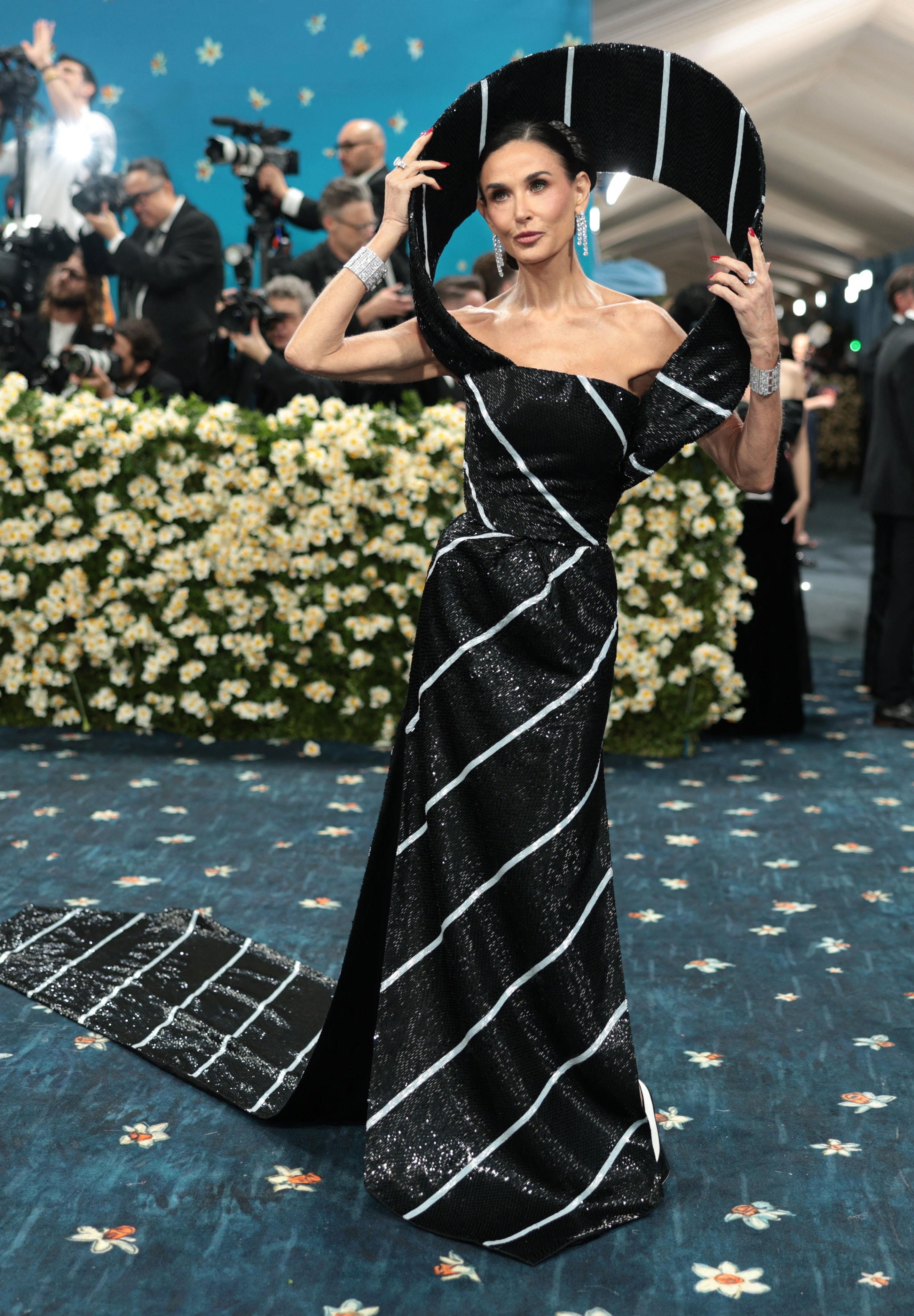 Met Gala／黛咪摩尔化身“一条领带”！Diana Ross蛋饼礼服翻版巨大裙抢镜 名人名流 图4张