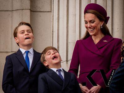 路易王子表情超多逗乐妈妈凯特王妃 夏绿蒂公主小淑女姿态吸睛